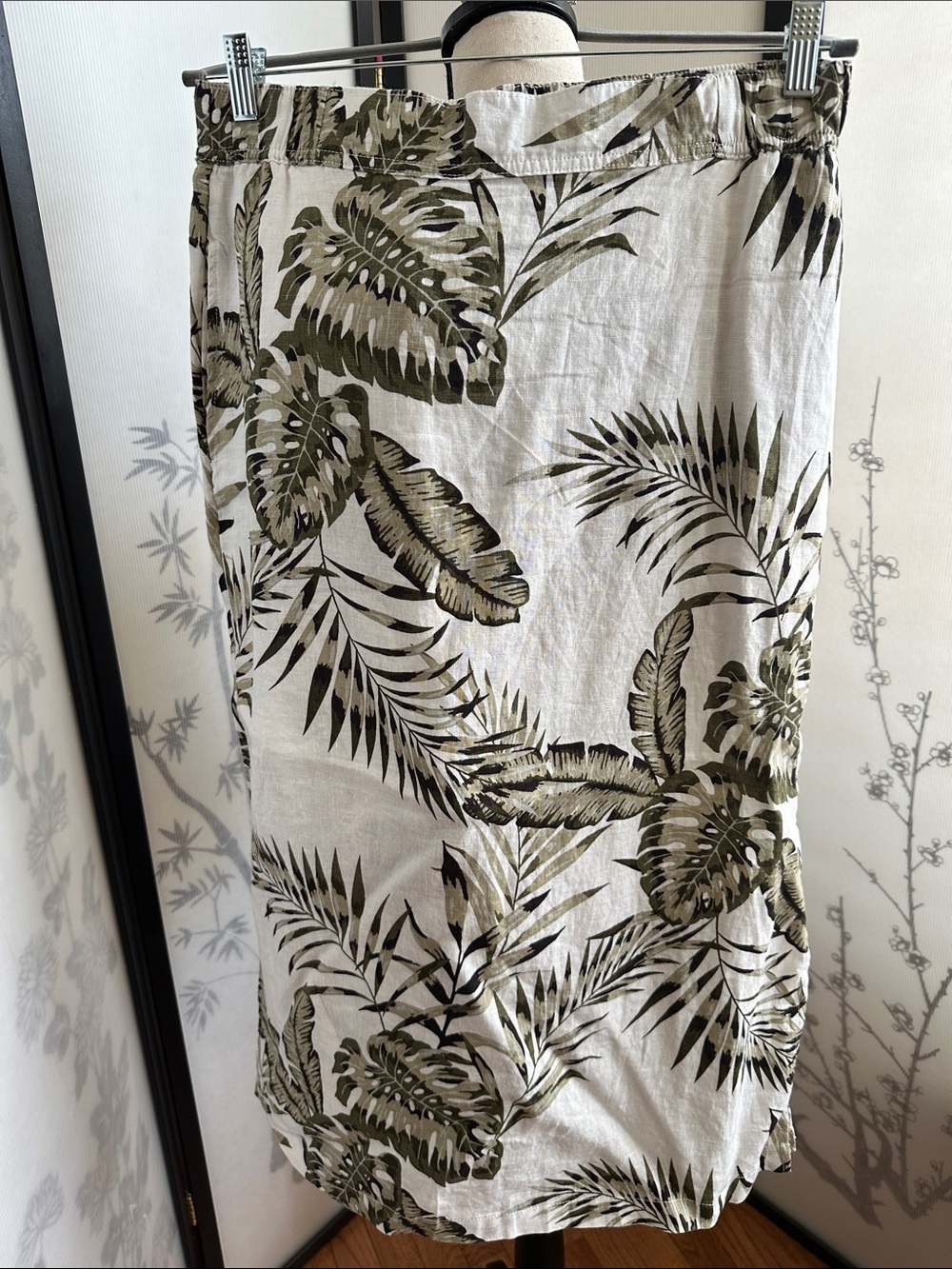 NWOT Tahari Cream Maxi Skirt with Olive Green Leaf Print/Pockets w/Slits on Side